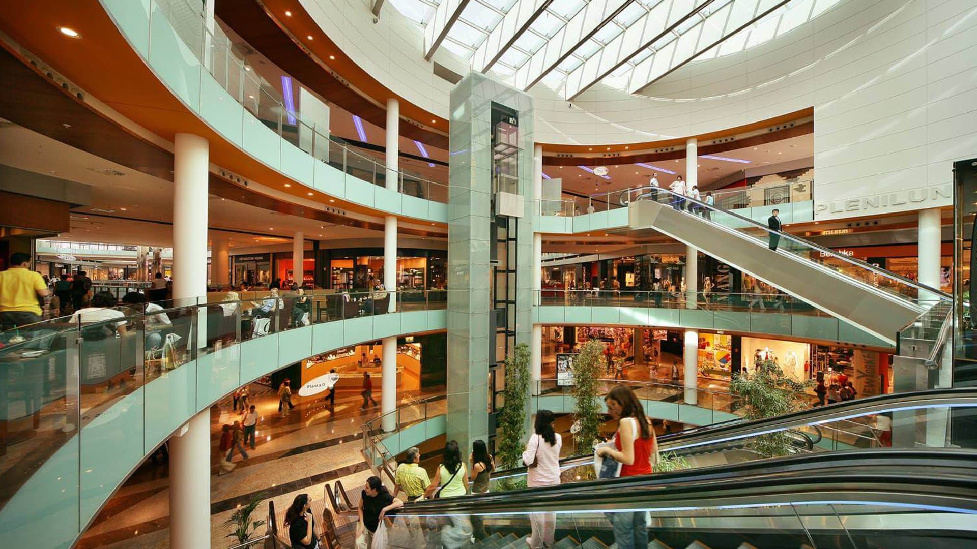 CENTRO COMERCIAL PLENILUNIO — 6